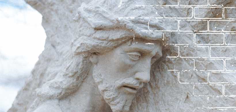 estatua de Jesús cargando su cruz