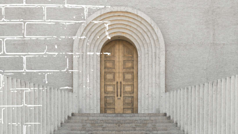 unas escaleras que terminan con una puerta de madera