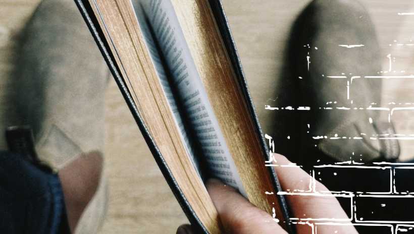 un hombre aguantando una biblia abierta