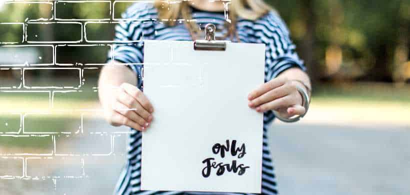 una mujer con un clipboard con las palabras only Jesus